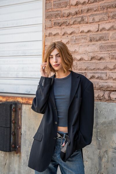 Model wearing the EUSCEND European virgin hair wig, classic wavy bob